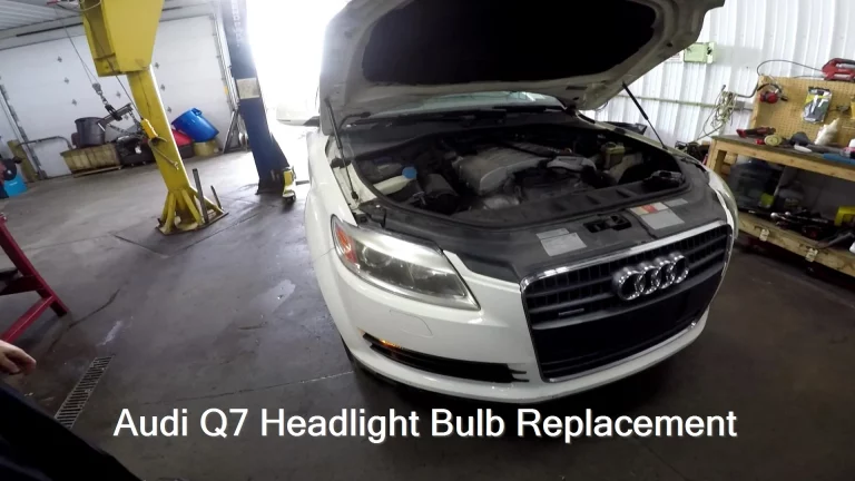 Front bumper and headlight of Audi Q7
